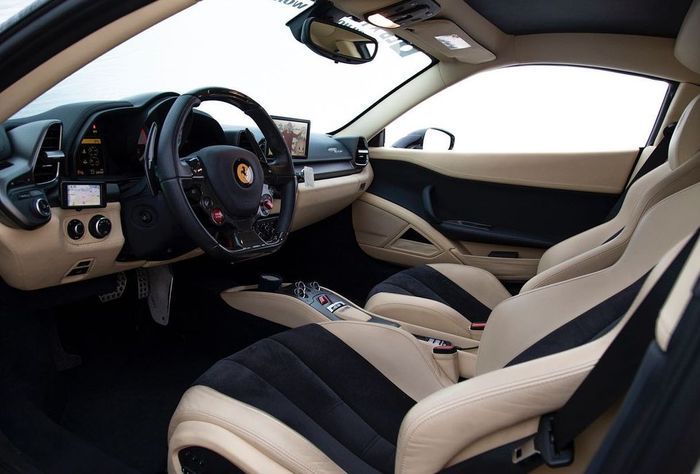 Tampilan kabin dual-tone modifikasi Ferrari 458 Italia garapan Liberty Walk