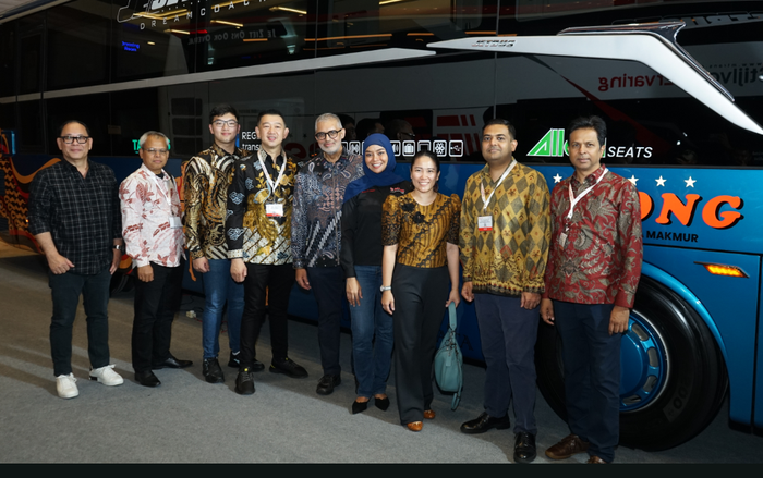 Ilustrasi seremoni penyerahan unit Mercedes-Benz Bus ke Perusahaan Otobus (PO) Bagong