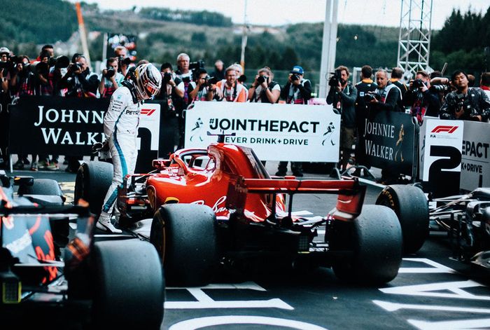Setelah finish, Lewis Hamilton mengamati mobil Ferrari yang dikemudikan Sebastian Vettel di parc ferme GP F1 Belgia