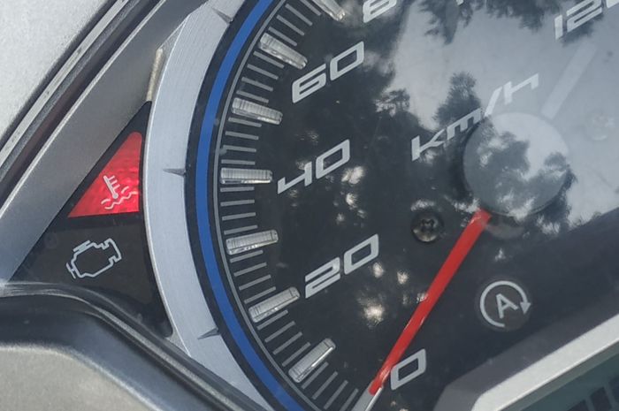 Indikator suhu atau temperatur di motor bekas menyala terus