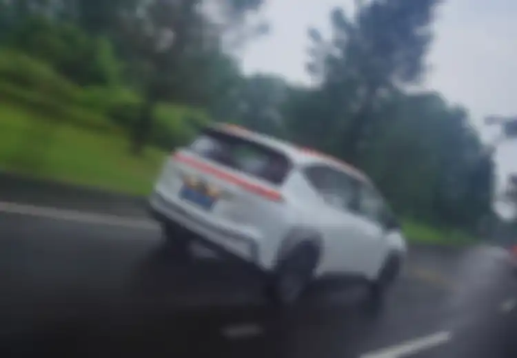 Tiga Benda Ini Wajib Ada Di Dalam Mobil Bekas Kesayangan Saat Hujan