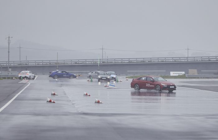 Spontan melintir saat melewati landasan pelat licin dalam Skid Plate Course di Hyundai Driving Experience