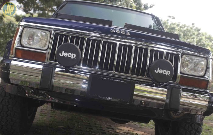 Bumper dan grill Jeep Cherokee ini dipasangi piranti milik XJ Cherokee tipe Pioneer dan Laredo yang berlapis chrome.