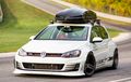VW Golf GTI RS Auranya Balap Banget, Tambah Roof Rack Makin Keren Enggak Nih Sob?