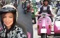 Begini Anggunnya Najwa Shihab Saat Naik Motor Vespa Warna Pink