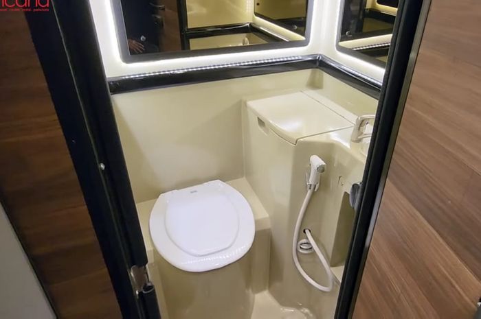 Toilet bus pada double decker terbaru PO Kencana