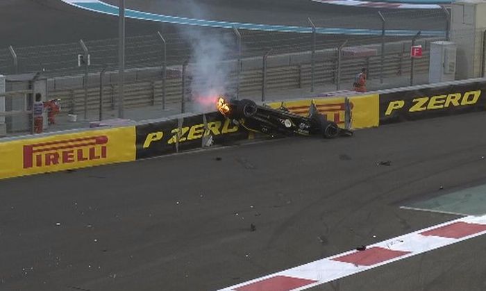 Api sempat keluar dari bagian belakang mobil Renault Nico Hulkenberg ayng terbalik di GP F1 Abu Dhabi