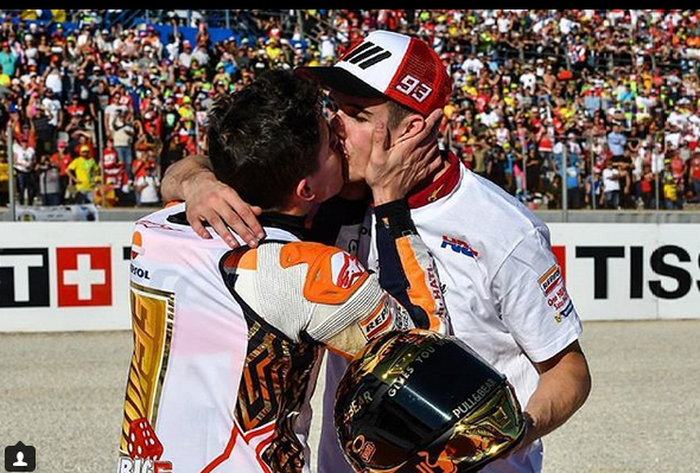 Marc Marquez berciuman dengan sang adik, Alex Marquez, saat merayakan kemenangan juara dunia MotoGP 2017.