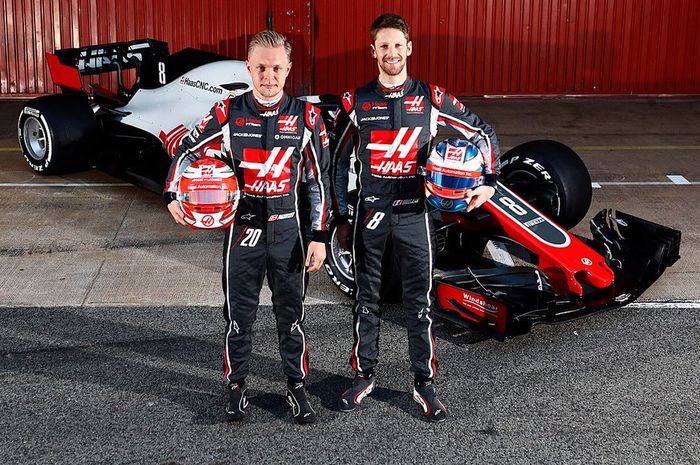 Kevin Magnussen (kiri) dan Romain Grosjen saat memperkenalkan mobil Haas VF-18 untuk musim 2018 di sirkuit Barcelona