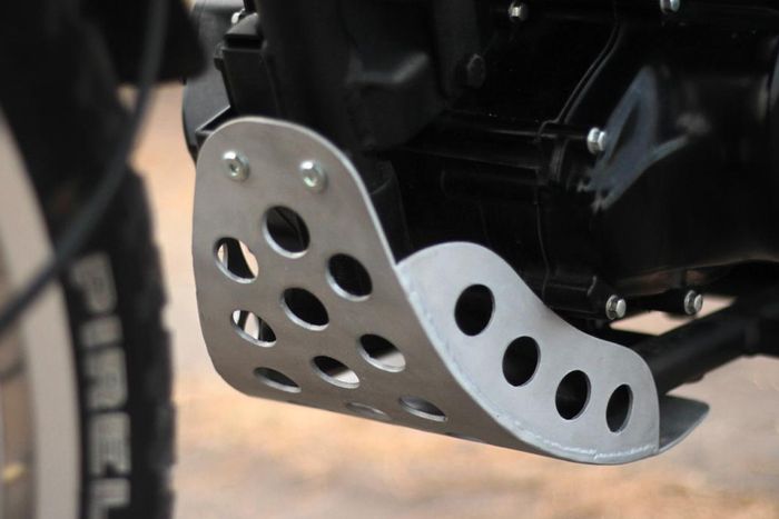 pelindung mesin bagian bawah atau skid plate dengan bahan alumunium.