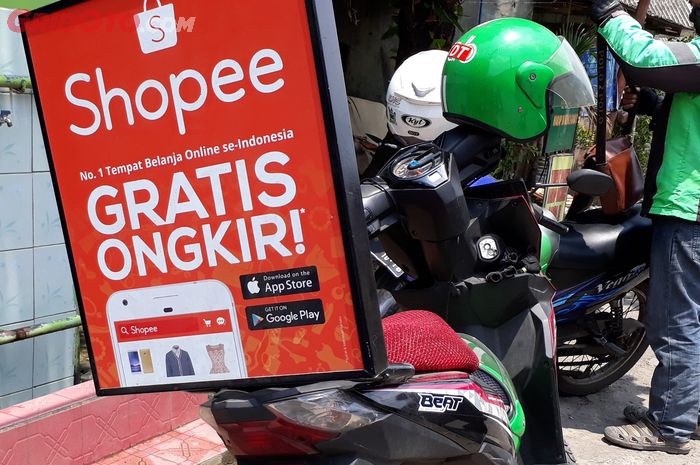 Papan iklan di motor ojek online