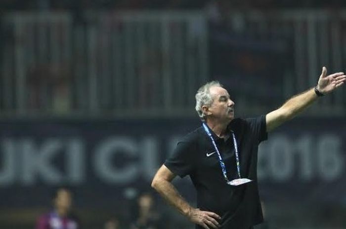 Aksi eks pelatih Indonesia, Alfred Riedl dalam memberikan instruksi anak asuhnya saat menjamu Thailand.