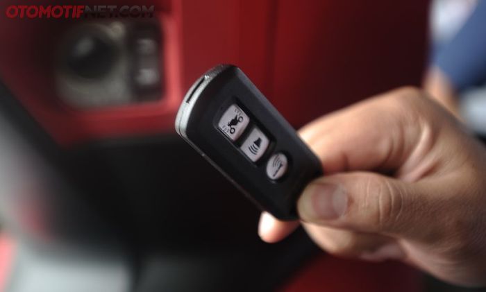 Honda All New PCX 150 lokal dilengkapi Smart Key System menyalakan motor tanpa perlu kunci kontak