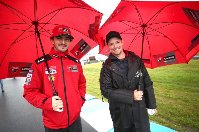 Pecco Bagnaia dan Casey Stoner berjalan bersama di sirkuit Phillip Island yang diguyur hujan pada hari Kamis (13/10) menjelang MotoGP Australia 2022