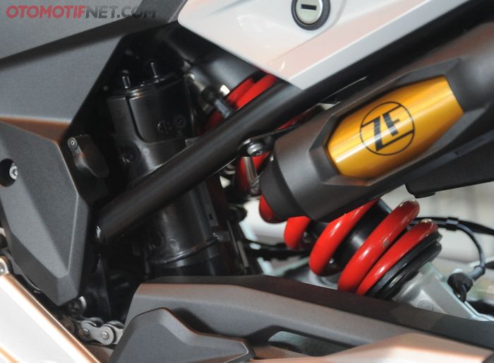 Suspensi belakang BMW F 900 R dibekali dengan fitur Dynamic ESA