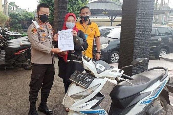 Fitri Wiji Lestari, warga Gunung Putri, Bogor gembira menerima motornya kembali yang diserahkan Kapolsek Cileungsi Kompol Andri Alam Wijaya. Motor itu hilang digondol maling beberapa bulan lalu dan berhasil ditemukan aparat Polsek Cileungsi. 