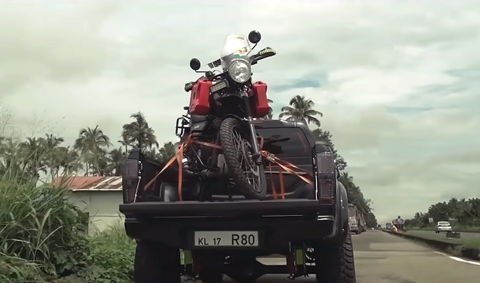 Tampilan belakang Isuzu D-Max dengan bak yang diisi motor