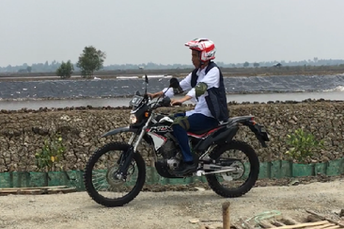 Presiden Jokowi kunjungi tambak udang dan ikan Muara Gembong dengan motor trail