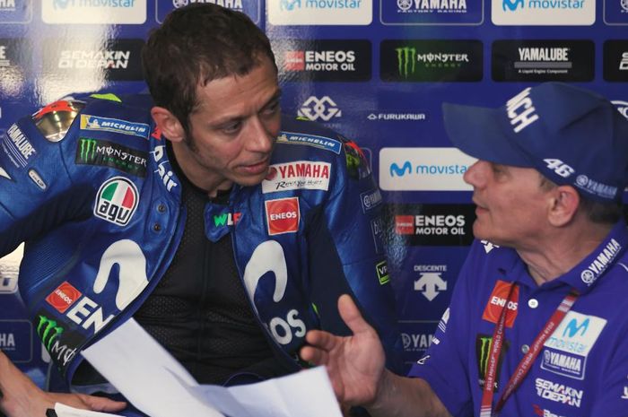 Valentino Rossi (kiri) resmi berpisah dengan sang pelatih balap Luca Cadalora (kanan).