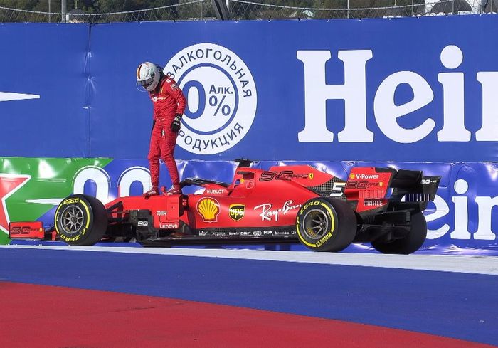 Tapi petaka menghampiri tim Ferrari, mobil Vettel mengalami masalah mesin dan Virtual Safety Car (VSC) diluncurkan