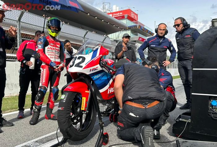 Kiandra Ramadhipa berhasil finish terdepan meski start dari posisi 25 di European Talent Cup Catalunya