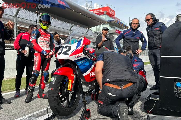 Kiandra Ramadhipa berhasil finish terdepan meski start dari posisi 24 di European Talent Cup Catalunya