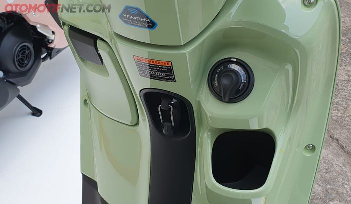 Laci dengan penutup, pengait barang, tempat botol dan kenop keyless di Yamaha Fazzio Hybrid Neo