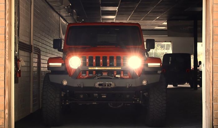 Tampilan depan Jeep Wrangler dengan bumper baru