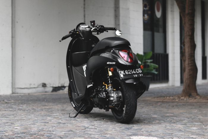 Pilih warna bodi mayoritas hitam, bikin Honda Scoopy karbu ini kembali segar.