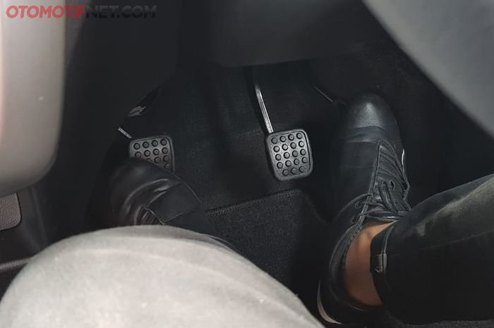 perbedaan pedal gas dan pedal rem pada mobil