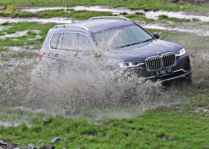 Jajal Kenyamanan Sav Mewah Bmw X7 Melahap Jalur Light Off Road Semua Halaman Gridoto Com