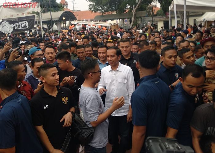 Presiden Jokowi menyempatkan mengunjungi gerai di OTOBURSA Tumplek Blek 2018