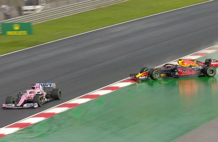 Pada lap ke-18, Verstappen melintir usai mencoba menyalip Perez yang berada di posisi kedua