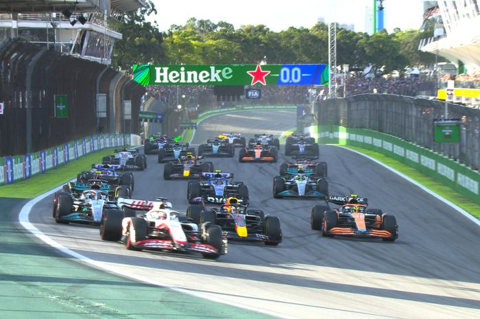 Kevin Magnussen memimpin di awal sprint race F1 Sao Paulo 2022, hasil finish di balapan ini menjadi posisi start di balapan utama hari Minggu