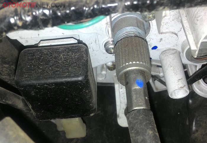 Nah terlihat deh kabel yang terpasang di spidonya, tinggal putar untuk melepasnya