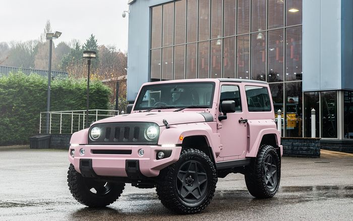 Modifikasi Jeep Wrangler dengan kelir pink