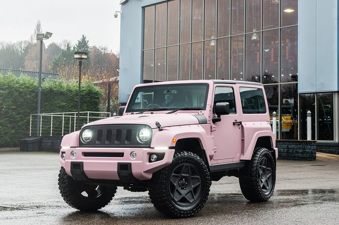 Modifikasi Jeep Wrangler dengan kelir pink