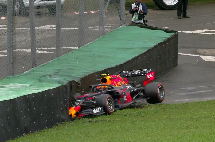 Alexander Albon berhasil jadi yang tercepat, meski pembalap berdarah Thailand alami kecelakaan di menit-menit akhir sesi FP1 F1 Brasil 2019