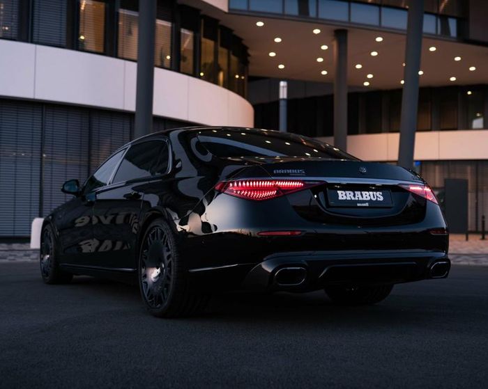 Modifikasi Mercedes-Benz S-Class Maybach dipasangi body kit karbon
