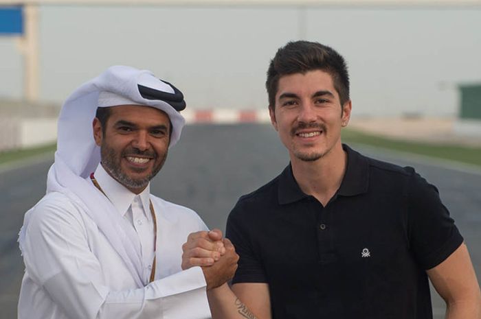 Maverick Vinales (kanan) dan Vice President dan General Manager Losail Circuit Sports Club, Khalid Al Remaihi (kiri)