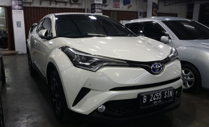 Warna putih di Sport Utility Vehicle (SUV)