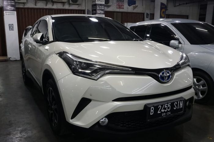 Toyota C-HR hybrid di Auto Jaya bursa mobil bekas WTC Mangga Dua