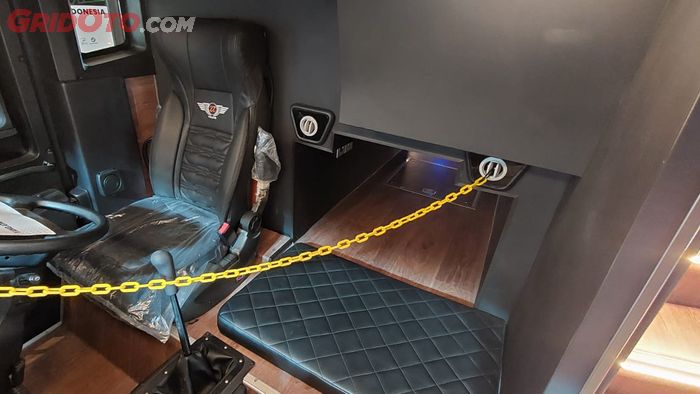 Akses lorong menuju kandang macan, dari samping kursi pengemudi.