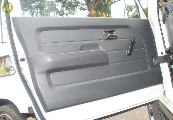 Doortrim Jimny versi Jepang sudah berbahan plastik keras, bahan plat besi nya akan terdengar suara lebih padat saat diketuk.