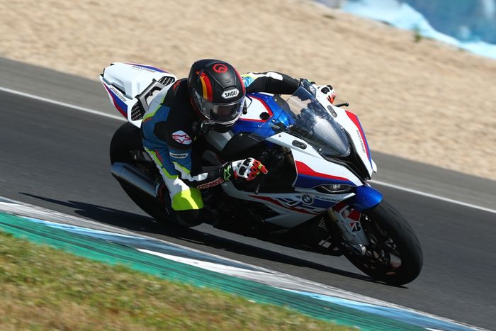 Menikung rebah naik S 1000 RR di lintasan Jerez yang aspalnya mulus sungguh nikmat