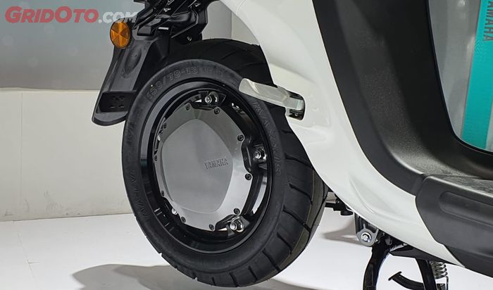 Motor listrik Yamaha Neo berada di hub roda