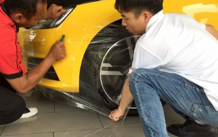 Ilustrasi pemasangan Wealthy PPF di bodi mobil