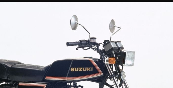 Motor Suzuki mirip Yamaha RX-King. Mesinnya 2-tak 2 silinder. Harganya setara Honda Vario 125.