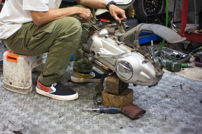 Setelah terendam banjir, Vespa matic turun mesin untuk memastikan tidak ada air yang masuk  