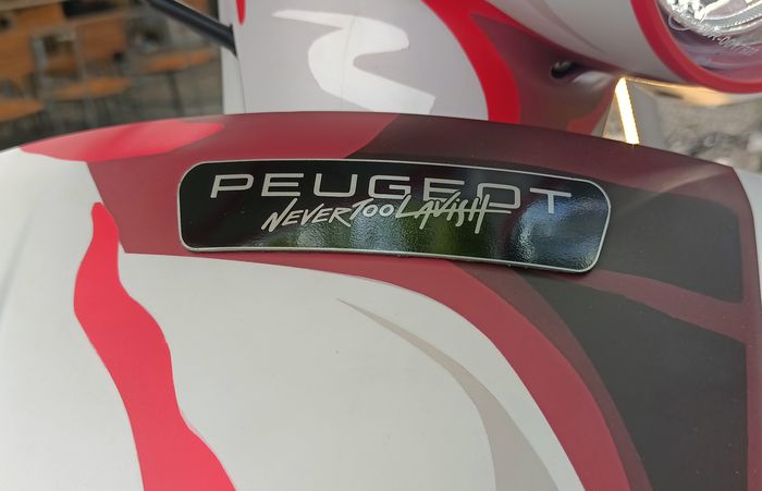 Ada logo Peugeot x NeverTooLavish di dasi depan Peugeot Django 150